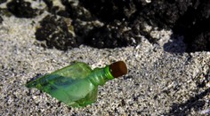 Dievča našlo v jazere fľašu s 26-ročným odkazom. Neverilo vlastným očiam, keď zistilo, čo je na ňom