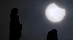 OBRAZOM: Pozrite si, ako vyzeralo čiastočné zatmenie Slnka z rôznych kútov sveta