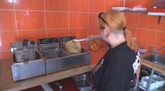 Počas príšerných horúčav musia pracovať. Deň sme strávili s poštárkou, so smetiarmi aj v langošárni