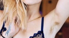 Novodobý hit v podobe chlpatého podpazušia razia známe hviezdy