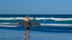 Austrálčan surfoval s pytónom okolo krku. Od úradov dostal mastnú pokutu