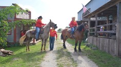 Poštári v sedle koní: Na Slovensku doručujú listy, ako kedysi na Divokom západe