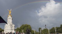 Dojemný symbol rozlúčky. Dúha rozžiarila oblohu nad Buckinghamským palácom