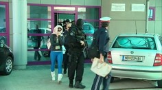 EXKLUZÍVNE ZÁBERY: Kukučovú odovzdali Španielom, policajti jej zaželali veľa šťastia