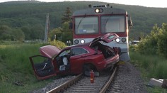 Vážna nehoda pri Trenčíne: Vlak vrazil do auta na koľajisku, s vážnym zranením skončilo 12-ročné dievča