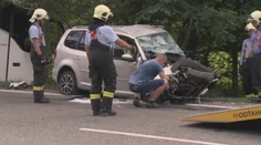 Zrážku s autobusom neprežil vodič auta. Jeho syn je vo vážnom stave v nemocnici