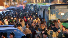 Autobusy odviezli civilistov z dedín obliehaných povstalcami do Aleppa