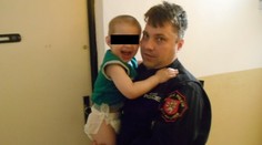 Davidko (3) blúdil v noci sám po chodbách domu. Rodičia boli na mol opití