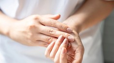 Nenápadné príznaky rakoviny pľúc: Ochorenie môžu prezradiť prsty na rukách