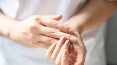 Nenápadné príznaky rakoviny pľúc: Ochorenie môžu prezradiť prsty na rukách