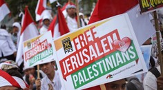 Pred ambasádou USA tisícky ľudí demonštrovali proti uznaniu Jeruzalema