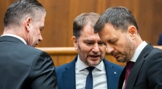 O páde vlády bude parlament hlasovať vo štvrtok. V hre je jej rekonštrukcia aj predčasné voľby