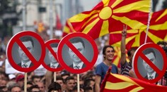 Macedónsky premiér odmieta odstúpiť, prišli ho podporiť tisíce ľudí