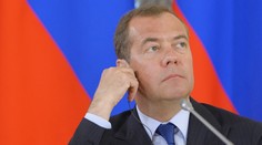 Medvedev ironizuje spor medzi Trumpom a Muskom. „Sprostredkujeme mier výmenou za akcie Starlinku,“ žartuje