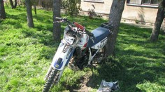 Ožratá motorkárka bez vodičáku takmer zabila seba aj spolujazdca