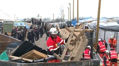 Začali búrať jeden z najznámejších táborov migrantov