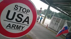 Na česko-slovenskej hranici čakali odporcovia amerického vládneho konvoja