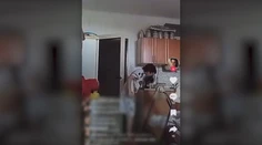 Získali sme dôkazové video: Matka zo Šale bije a kope do svojho syna. Vyhráža sa, že ho doláme