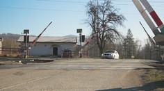 Až keď vošli na koľajnice, zistili, že ide vlak. Obyvateľov obce na Kysuciach trápia nebezpečné závory