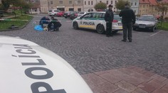 Dráma v centre Kremnice! Polícia postrelila bankového lupiča