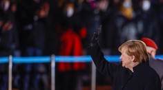 Zahrali jej na želanie tri piesne. Ozbrojené sily sa vojenskou ceremóniou rozlúčili s Merkelovou