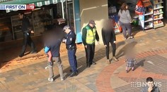 Cudzí muž sa priblíži ku kočíku a buchol dieťa do tváre