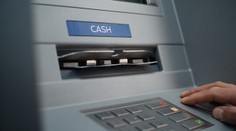 Do bankomatu mal vkladať falzifikáty a obratom vyberať skutočné bankovky. Muž si mal takto polepšiť o desaťtisíce eur
