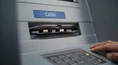 Muž prišiel na bizarnú chybu bankomatov. Na účet si takto pripísal 40-tisíc eur