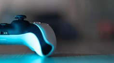 Otec si vybil zlosť pri videohre na osemmesačnom synovi. Hodil ho o stenu a spôsobil mu fraktúru lebky