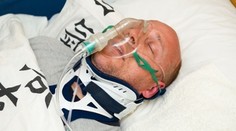 Muž predstieral ochrnutie a kómu. Kamera ho zachytila v supermarkete