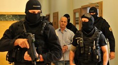 Salingera prepustili na slobodu, nosí však elektronický náramok