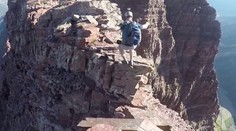 Z tohto videa tuhne krv v žilách. Muži preskočili z hory na horu