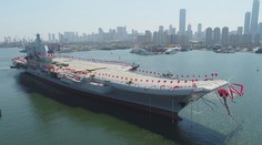 Čína spustila na vodu prvú lietadlovú loď vlastnej výroby