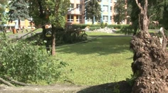 Víchrica, ľadovec aj sneh. Počasie dalo zabrať mnohým okresom
