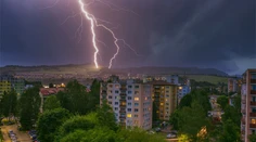Na Slovensko prichádzajú silnejšie búrky: Pre tieto okresy už platia výstrahy