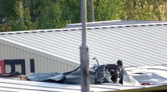 Vrtuľník spadol v Plzni na výrobnú halu, zomreli traja muži a žena