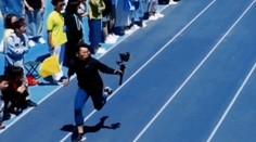 VIDEO: Šprint na sto metrov mal nečakaného víťaza. Kameraman schoval do vrecka všetkých bežcov