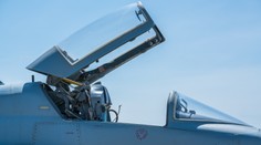 Z darčeka sa stala nočná mora. Dôchodca sa v panike omylom katapultoval zo stíhačky