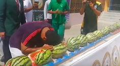 VIDEO: Pakistanec sa pokúsil o prekonanie svetového rekordu. Hlavou rozbíjal melóny