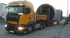 To ste ešte nevideli! Takto prenášali 14-tonový komín sedem kilometrov