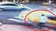 Taxík v plnej rýchlosti narazil do babičky. Neuveríte, že toto mohla prežiť