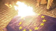 Slováci zapálili vlajku EÚ a už poznajú trest. Ten ale odmietajú