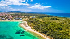 Obľúbená chorvátska pláž sa stala miestom šírenia covidu. Nakazilo sa tam najmenej sto Rakúšanov