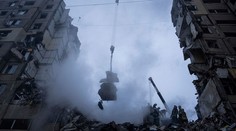 Útok na dom v Dnipre má najmenej 40 obetí. Kremeľ tvrdí, že išlo o zásah ukrajinskej rakety