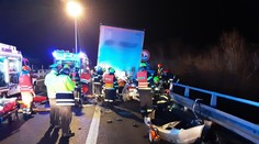 FOTO: Je zázrak, že prežili. Osobné auto vletelo pod kamión a ostalo tam zakliesnené