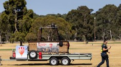 Muž vypadol z teplovzdušného balóna počas letu nad Melbourne. Jeho bezvládne telo našli v obytnej oblasti