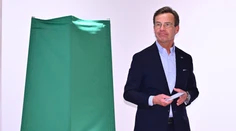 Výsledky volieb vo Švédsku ukazujú tesný náskok opozície pred vládou