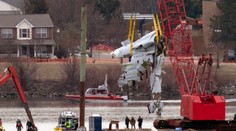 FOTO: Nad Washingtonom sa týči obrovský žeriav. Z rieky začali vyťahovať trosky havarovaného lietadla