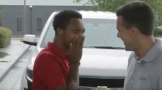 Pokazilo sa mu auto a do práce vyrazil v noci pešo. Šéf mu za to daroval auto