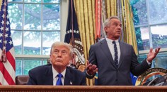 Trump nariadil obmedziť výskum vírusov. Opatrenie má podľa Kennedyho zabrániť ohrozeniu ľudstva